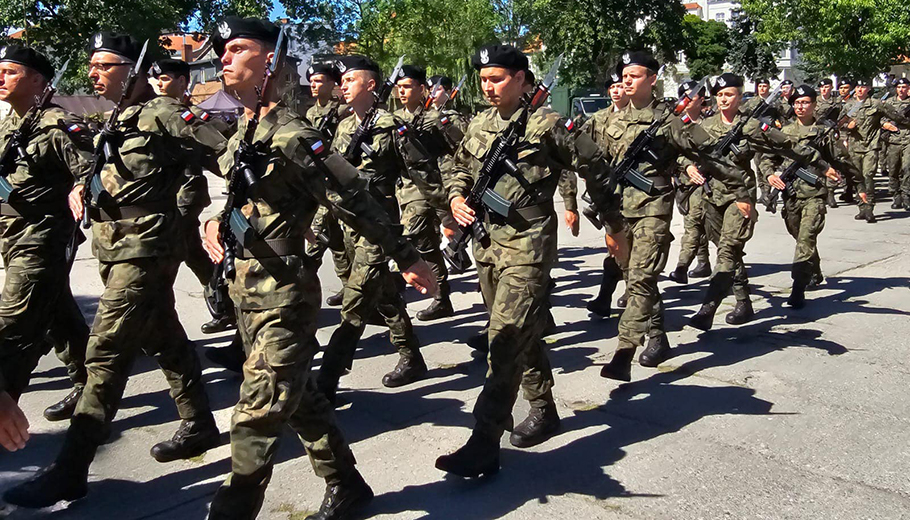 maszerujący żołnierze w szyku, z bronią