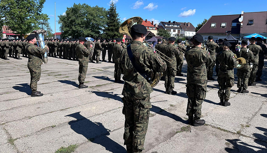 orkiestra wojskowa od tyłu. w tle żołnierze 