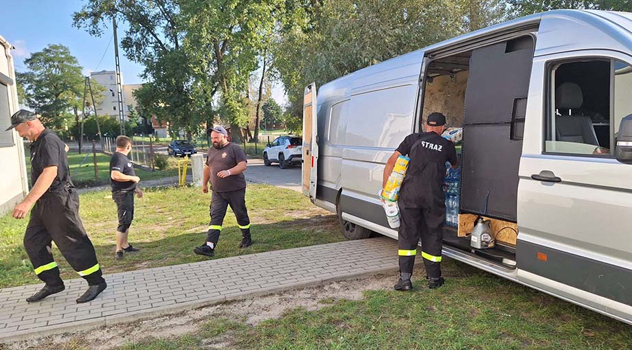 grupa osób ładujących dary do samochodu