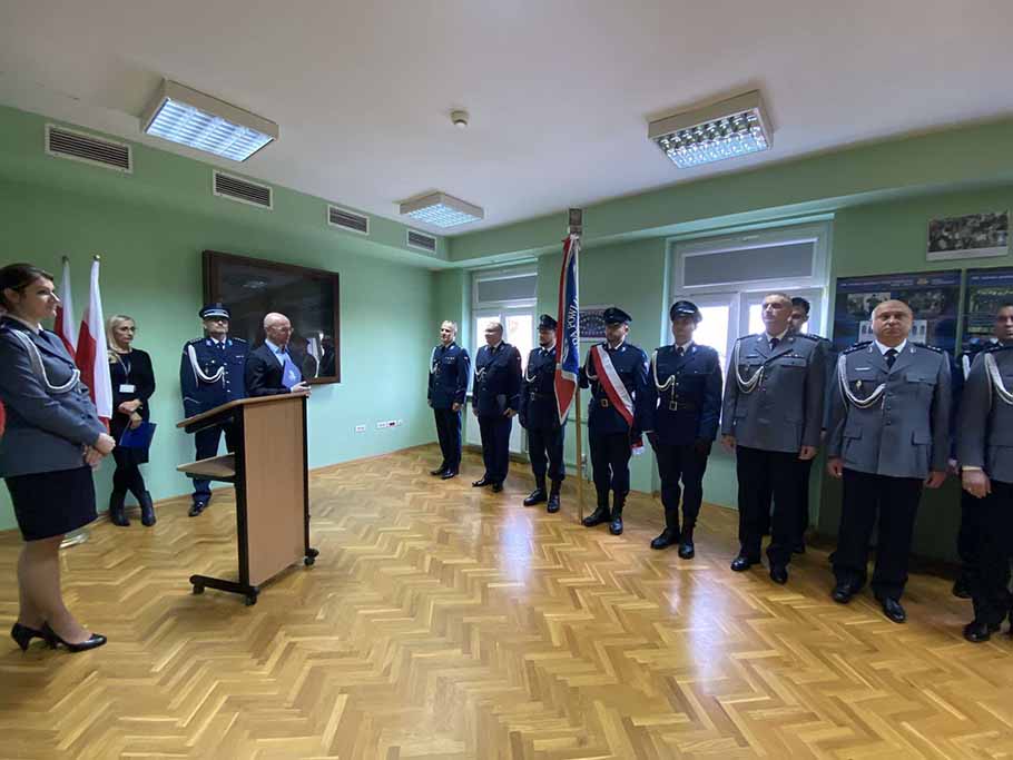 grupa policjantów w szeregu