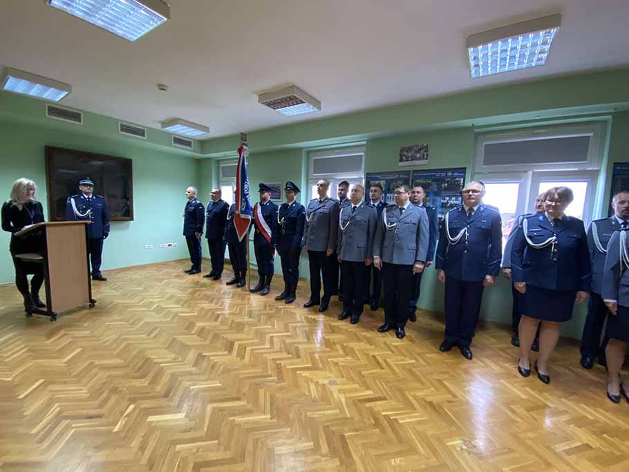 duża grupa osób ustawiona do zbiorowego zdjęcia