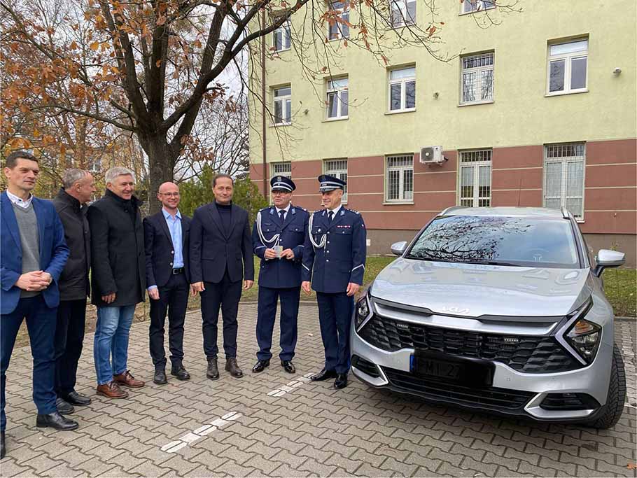 grupa osób obok samochodu