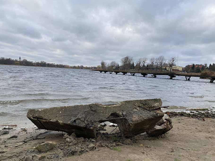 fragment usuniętego pomostu, przy plaży